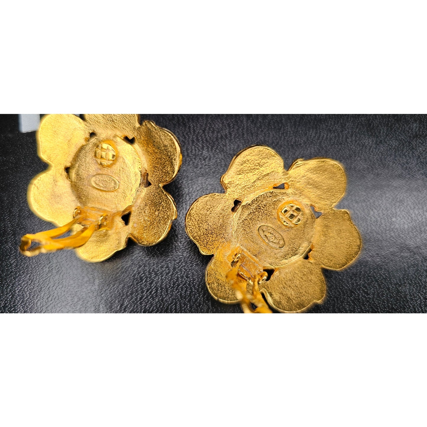 CHANEL Vintage 94P Green Gripoix Clip On Earrings