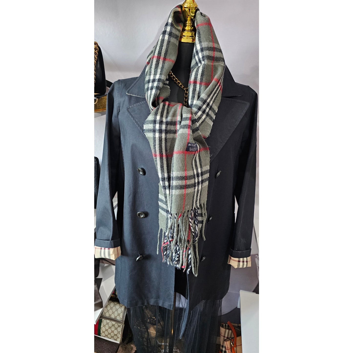 BURBERRYs of London 100% Lambswool Gray Scarf Shawl Nova Check Vintage (2)