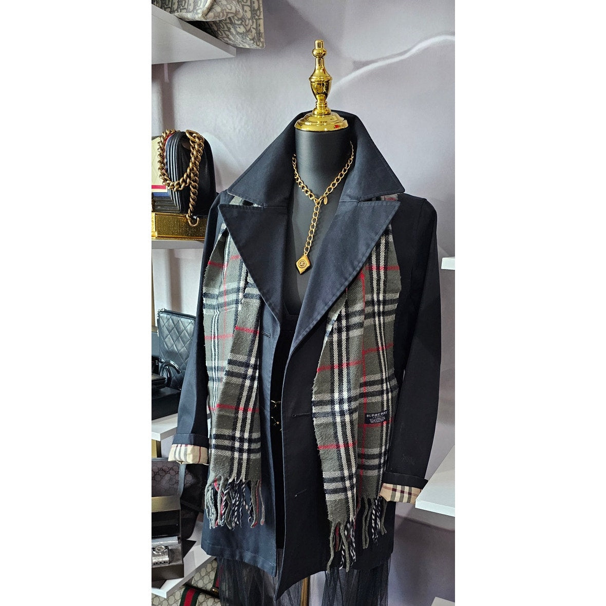 BURBERRYs of London 100% Lambswool Gray Scarf Shawl Nova Check Vintage (2)