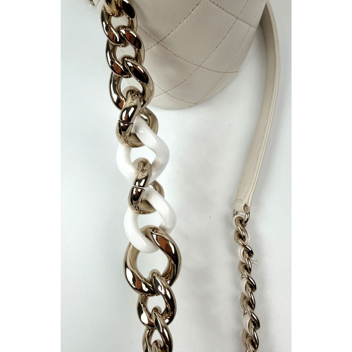 Chanel Elegant and Trendy Chain Vanity Case
