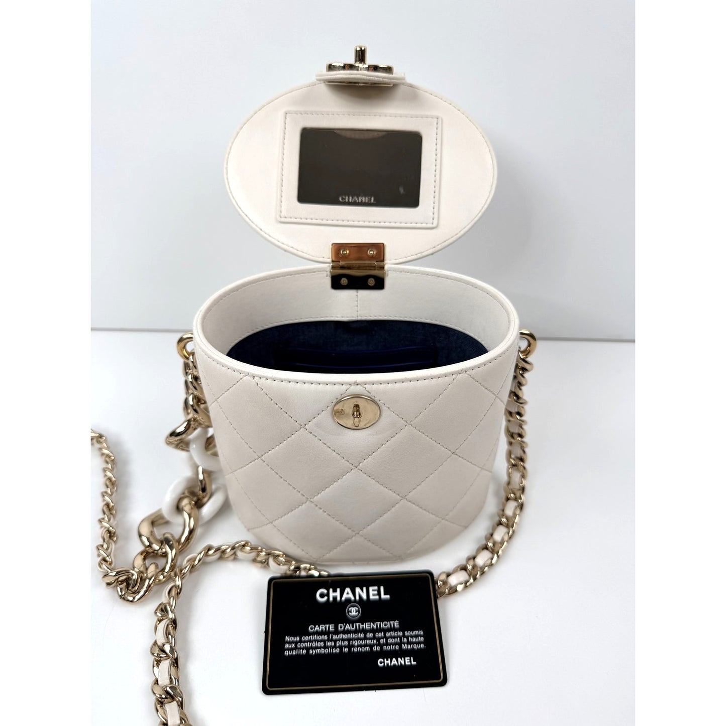 Chanel Elegant and Trendy Chain Vanity Case
