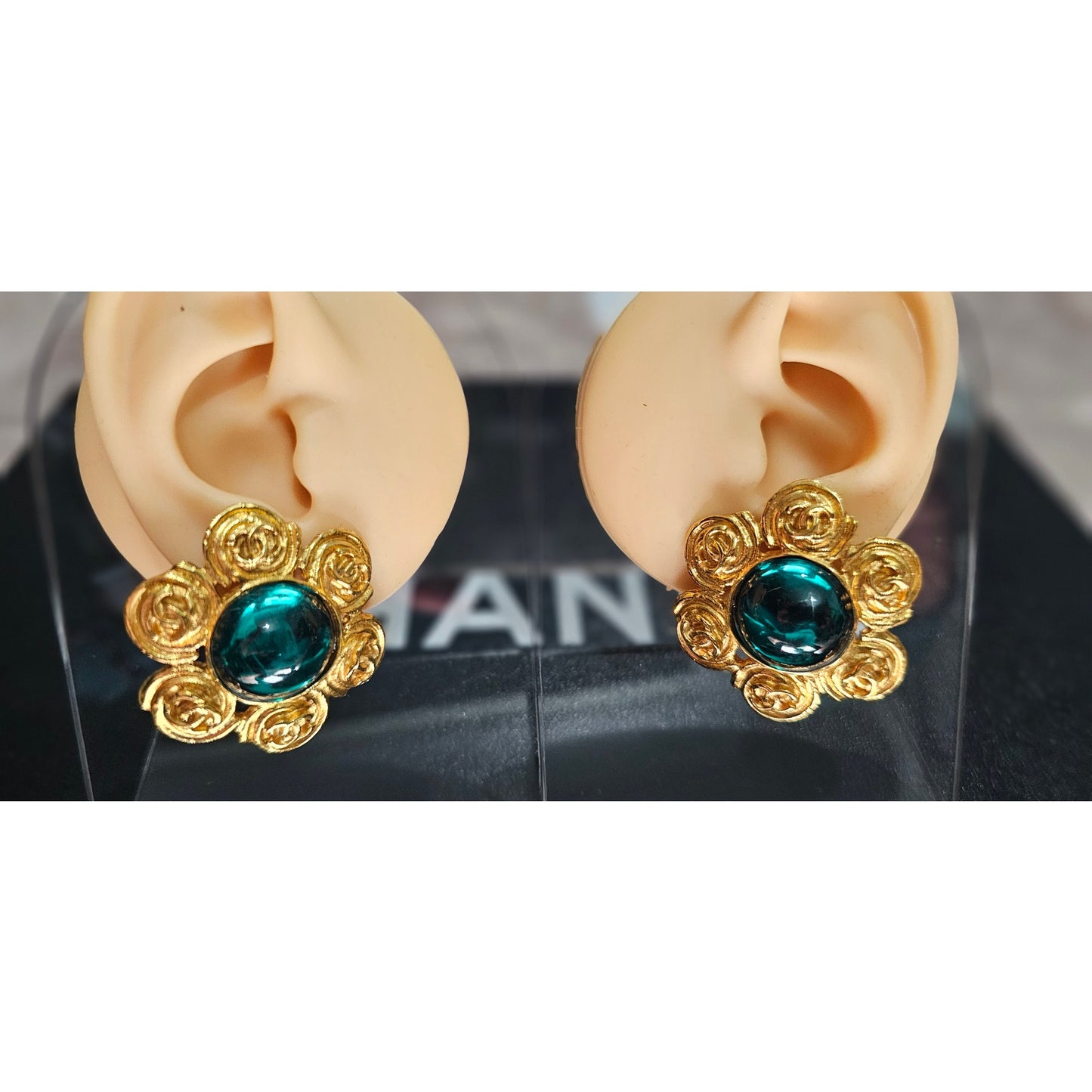 CHANEL Vintage 94P Green Gripoix Clip On Earrings