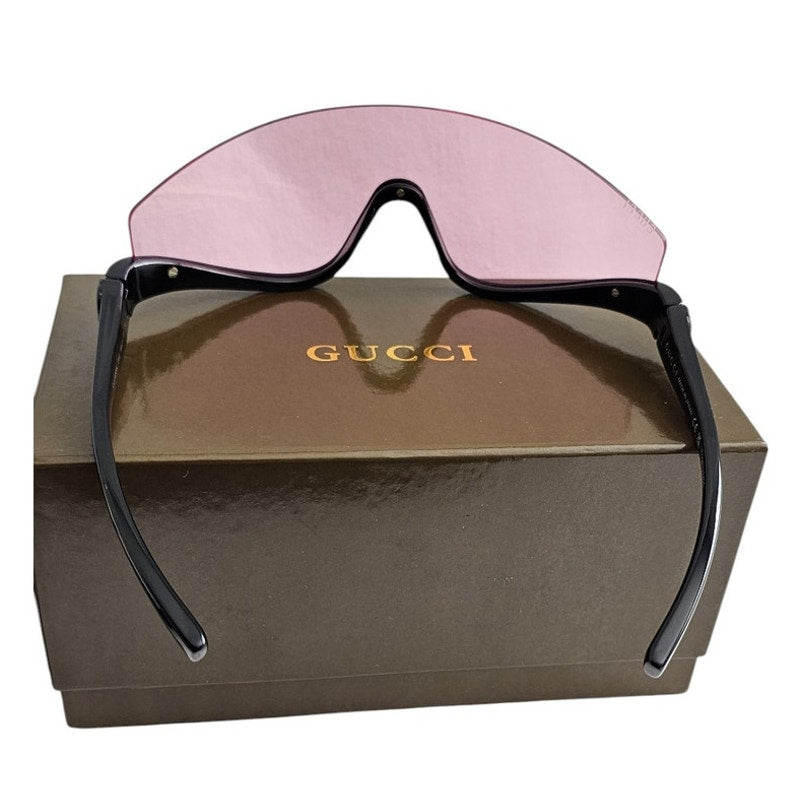 Gucci GG1650S 002 shield mask sunglass with a shiny black frame and pink bio-nylon lens