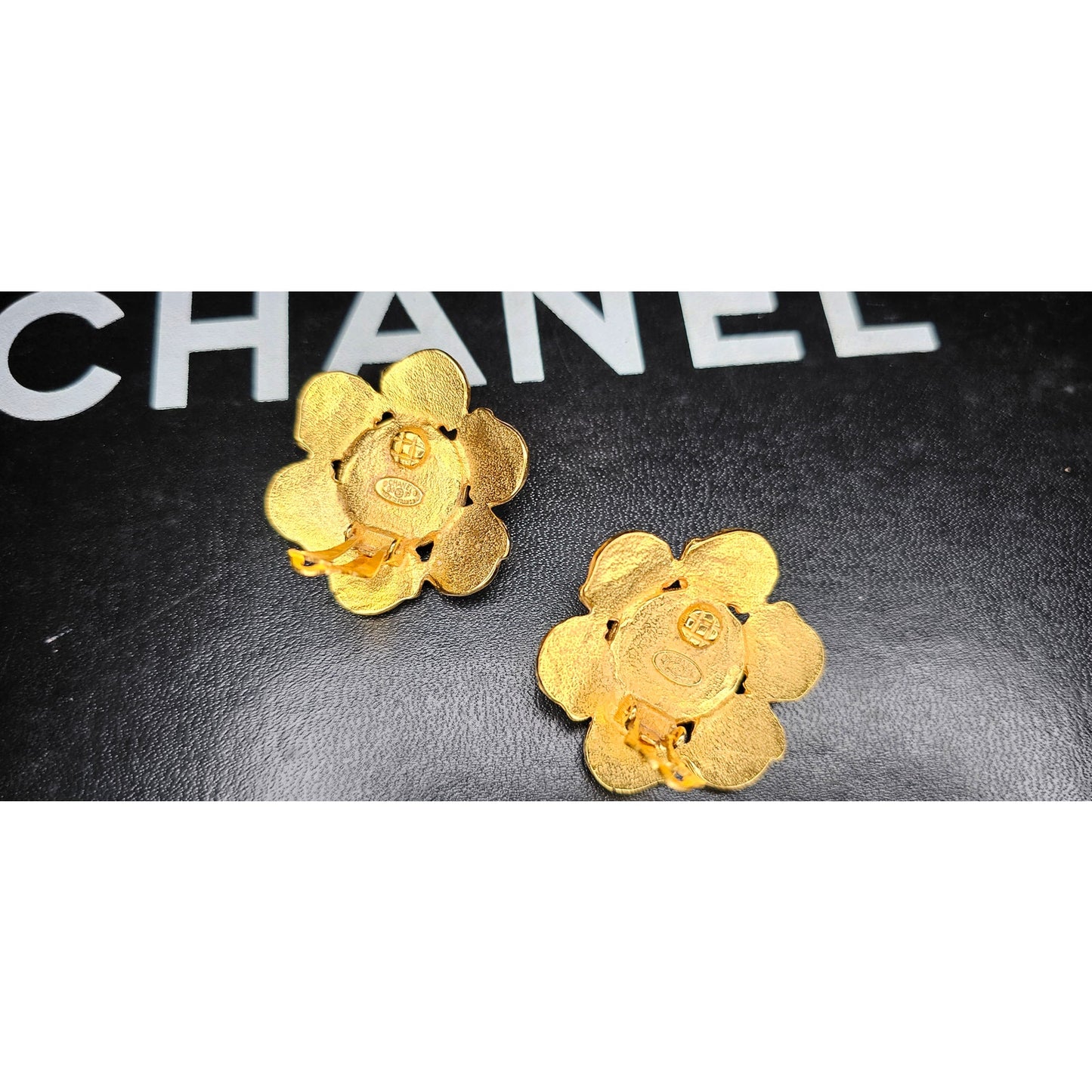 CHANEL Vintage 94P Green Gripoix Clip On Earrings