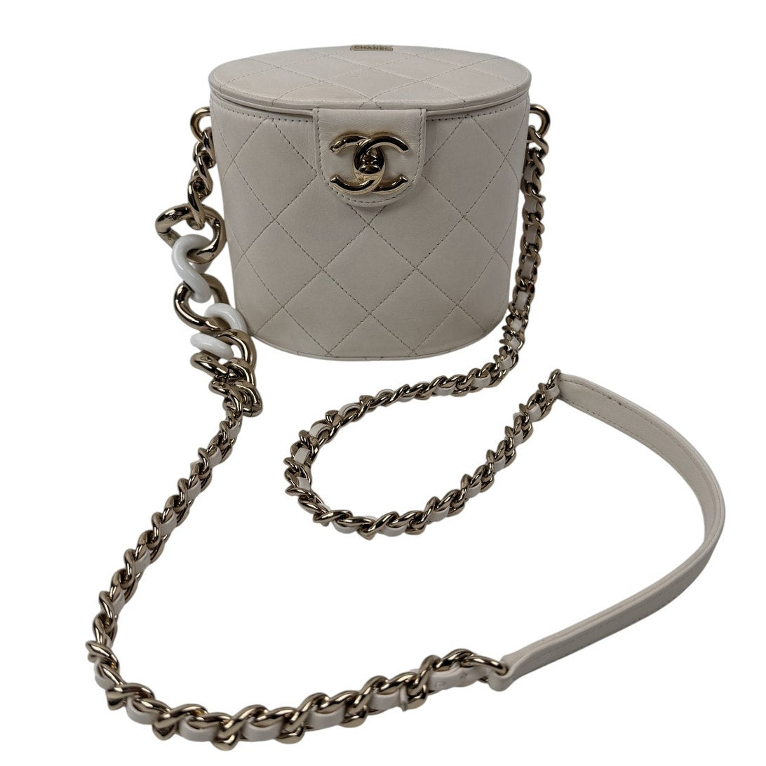 Chanel Elegant and Trendy Chain Vanity Case