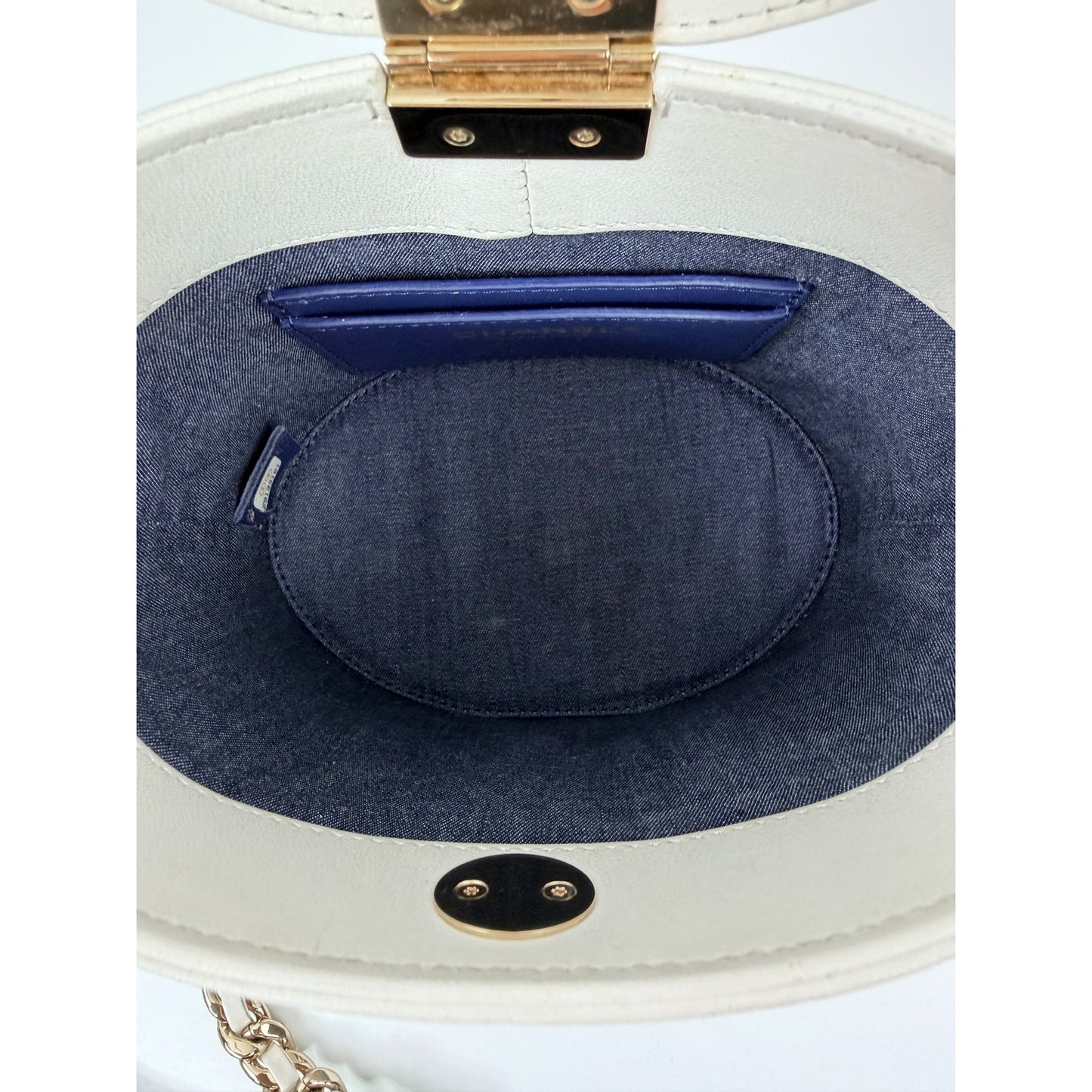 Chanel Elegant and Trendy Chain Vanity Case