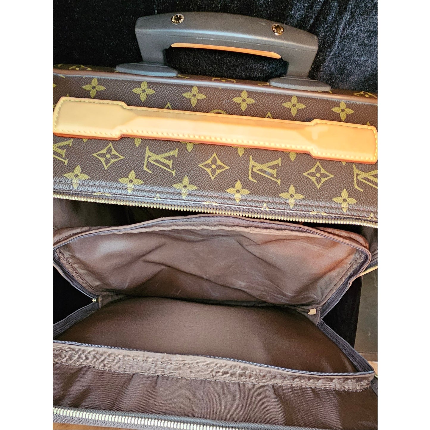 Louis Vuitton Pegase 45 rolling suitcase in Monogram canvas